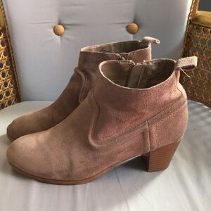 Mossimo supply Co. Gray suede, chunky heel, zip up, ankle booties size 8.5